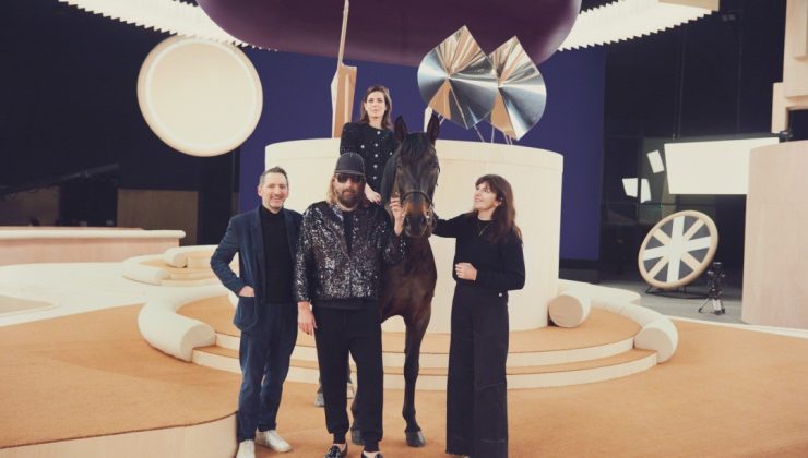 Grace Kelly’nin torunu Charlotte Casiraghi, podyuma at sırtında çıktı