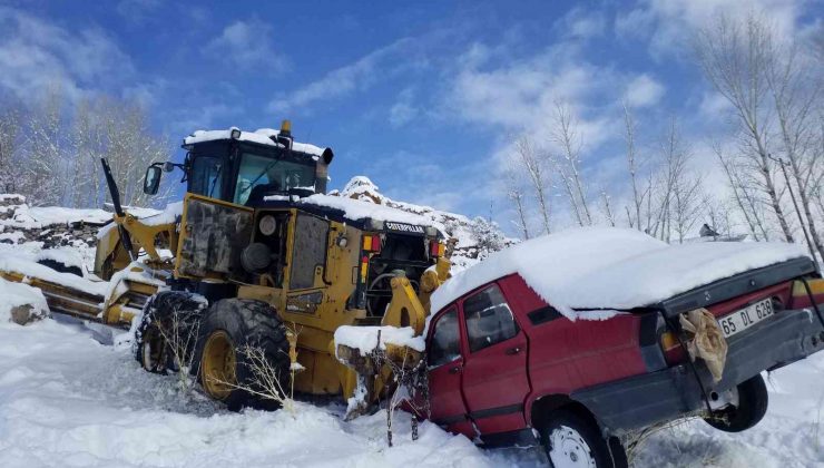 Greyder ve arkasındaki araç şarampole kaydı