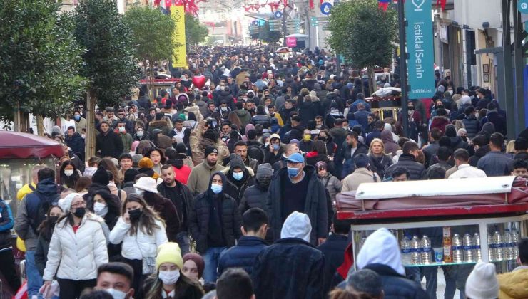 Güneşi gören Taksim’e akın etti