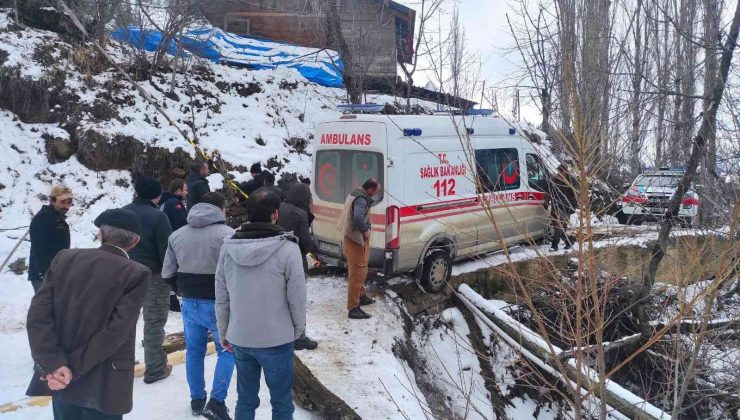 Hasta almaya giden ambulans karlı köprüde kayınca yardımına köylüler yetişti