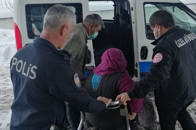 Hasta kadının yardımına polis koştu