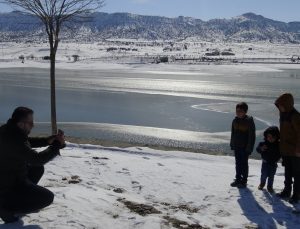 Havalar eksi 10 dereceyi buldu, gölette 20 santimlik buz tabakası oluştu