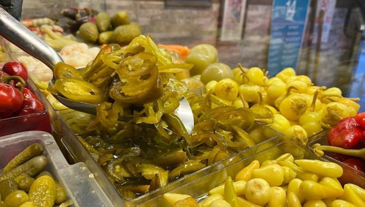 Havaların soğumasıyla acı biber turşusunun satışları 10 kat arttı
