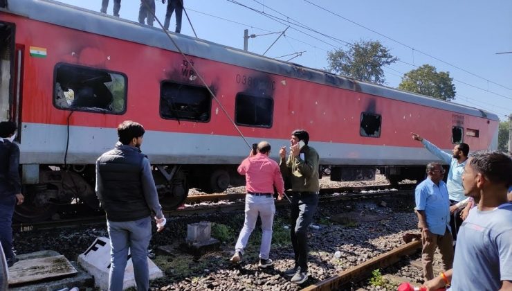 Hindistan’da 22 vagonlu trende yangın