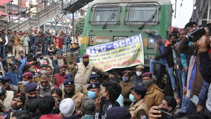 Hindistan’da protestocular treni ateşe verdi