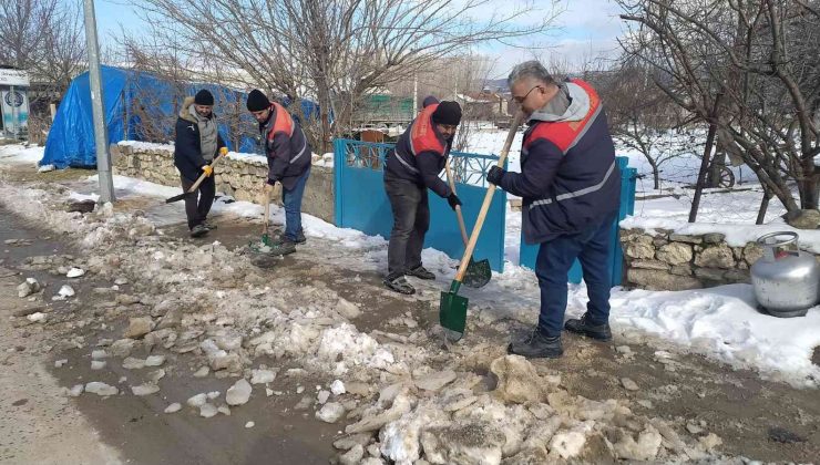 Hisarcık’ta kar küreme ve tuzlama çalışmalarında 50 ton tuz kullanıldı