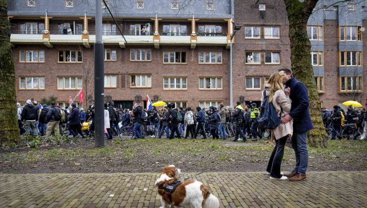 Hollanda’da Covid-19 kısıtlamaları protesto edildi