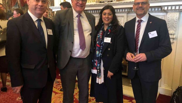 İngiltere’nin eski Ulaştırma Bakanı Ghani, “Müslüman olduğu için” görevden alındığını iddia etti