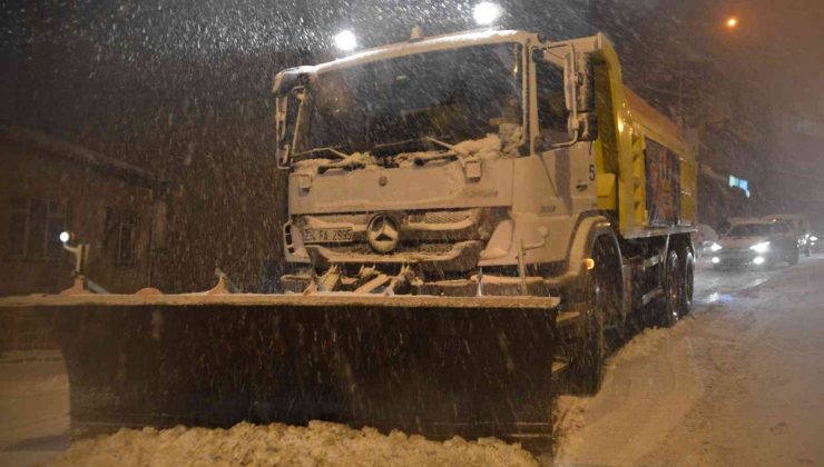 İstanbul’da gece kar yağışı etkili oldu, sürücüler zor anlar yaşadı