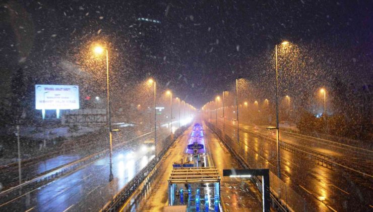 İstanbul’da gece saatlerinde kar yağışı aralıklarla devam etti