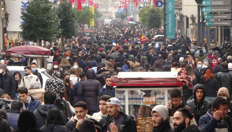 İstanbul’da kar esaretinin ardından vatandaşlar soluğu Taksim’de aldı