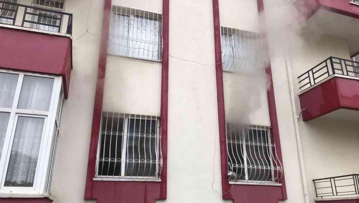 İtfaiye eri, yangında mahsur kalan yaşlı kadını sırtında indirdi