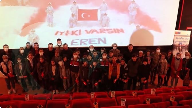 Jandarma personeli vatandaşlarla birlikte “Kesişme: İyi ki Varsın Eren” filmini izledi