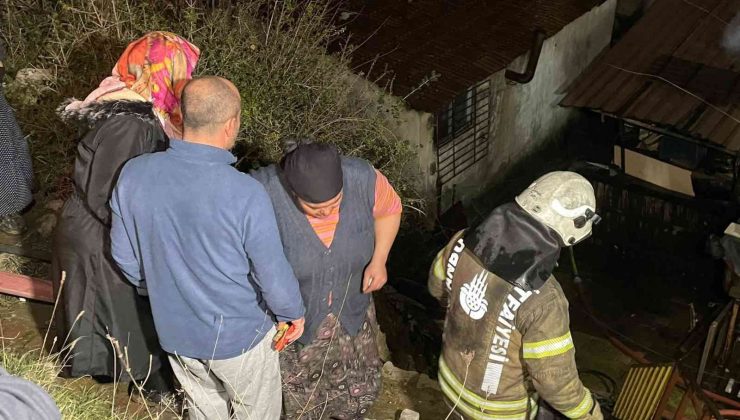 Kağıthane’de gecekondu yandı, sahibi gözyaşlarıyla izledi