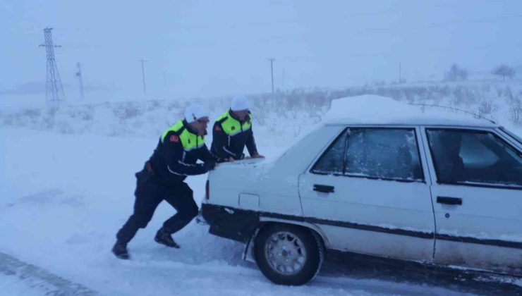 Kahramanmaraş’ta yolda kalan vatandaşlara yardım