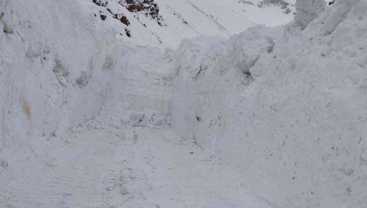 Kar kalınlığının iş makinelerinin boyunu geçtiği yolda zorlu çalışma
