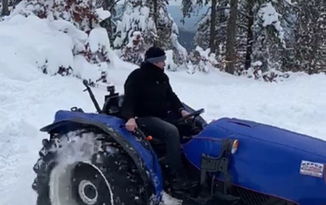 Kar sevincini traktörü ile ‘Drift’ yaparak yaşadı