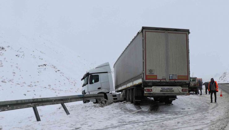 Kar ve buzlanma tır sürücülerinin çilesi oldu