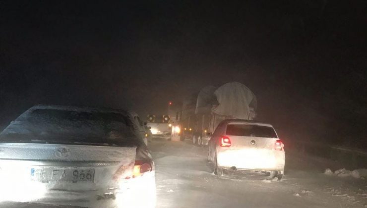 Kar ve tipi sebebiyle Diyarbakır-Şanlıurfa karayolu çift taraflı olarak ulaşıma kapatıldı.