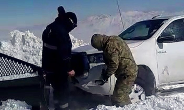 Kar ve tipide mahsur kalan ekipleri askerler kurtardı