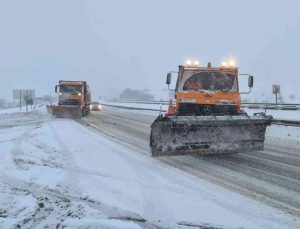 Kar yağışı nedeniyle trafiğe kapanan yol yeniden ulaşıma açıldı
