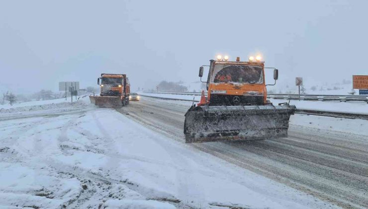 Kar yağışı nedeniyle trafiğe kapanan yol yeniden ulaşıma açıldı