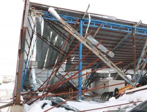 Kara dayanamayan geri dönüşüm fabrikasının çatısı çöktü