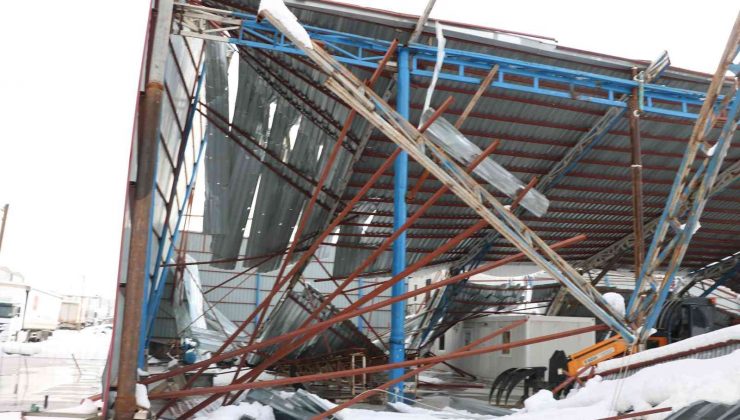 Kara dayanamayan geri dönüşüm fabrikasının çatısı çöktü