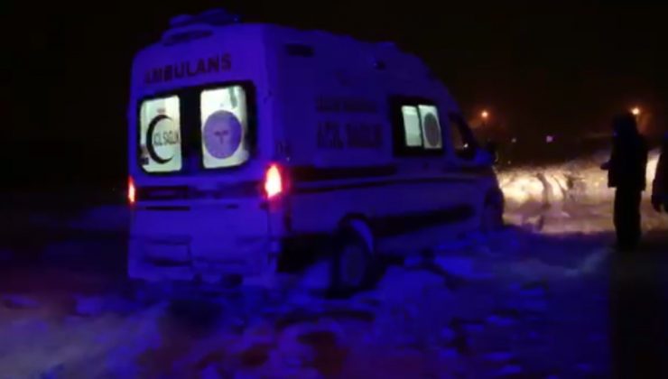 Kara saplanan ambulans kurtarıldı