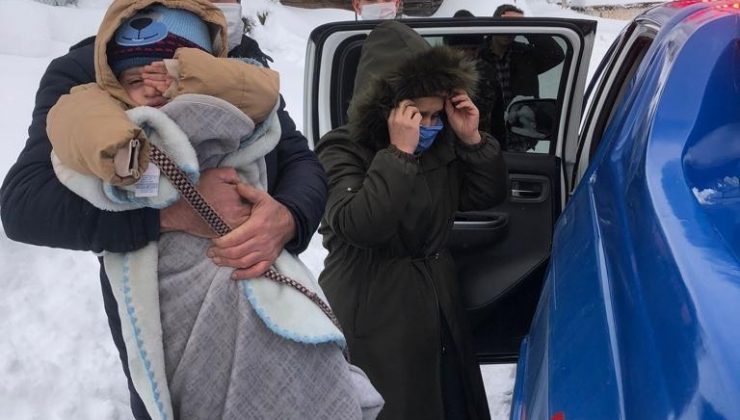 Kara saplanan araçlarını jandarma ve vatandaşlar kurtardı