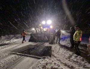 Karabük-Bartın karayolunda kar ve tipi ulaşımı olumsuz etkiliyor