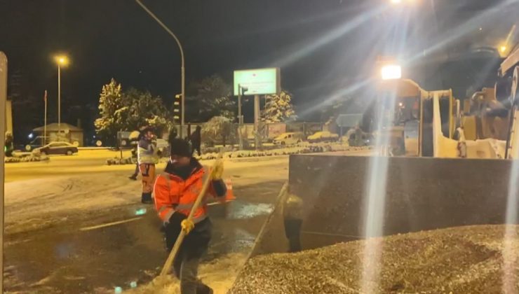 Karayolları ekipleri yolları açık tutmak için mücadele ediyor