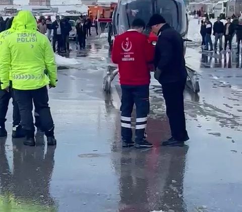 Karda mahsur kalan yeni doğan bebek için ambulans helikopter havalandı