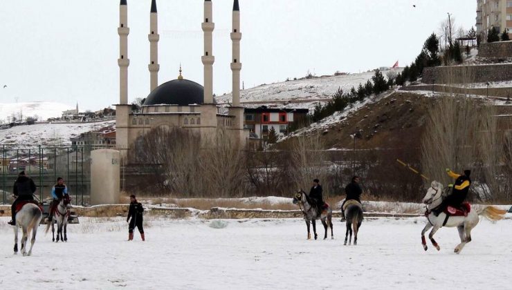 Karlı zeminde oynanan ciritte, at üzerinden düşen ciritçinin ayağı kırıldı turnuva yarıda kaldı