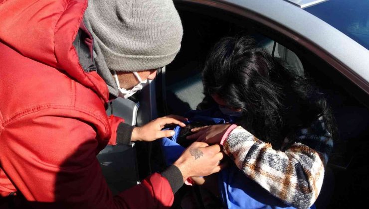 Karnında ölen bebeği için ameliyatlı halde mezarlığa geldi, gözyaşları sel oldu