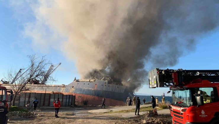 Kartal açıklarında karaya oturan bir gemide yangın çıktı. Olay yerine itfaiye ekipleri sevk edildi.