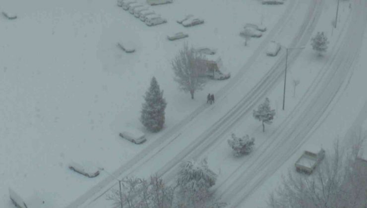 Kayseri’de etkili olan kar yağışı görüş mesafesini düşürdü