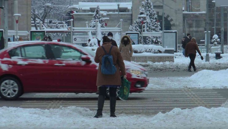 Kayseri’de kar yağışı kenti beyaza bürüdü