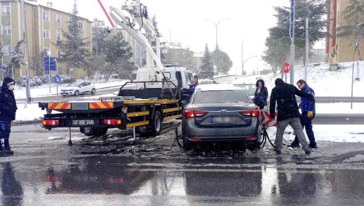 Kaza yapan sürücünün yardımına zabıta ekipleri yetişti