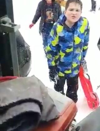 Kızakla kayan çocuklardan yolu temizlemeye gelen iş makinesi operatöründen iç ısıtan talep