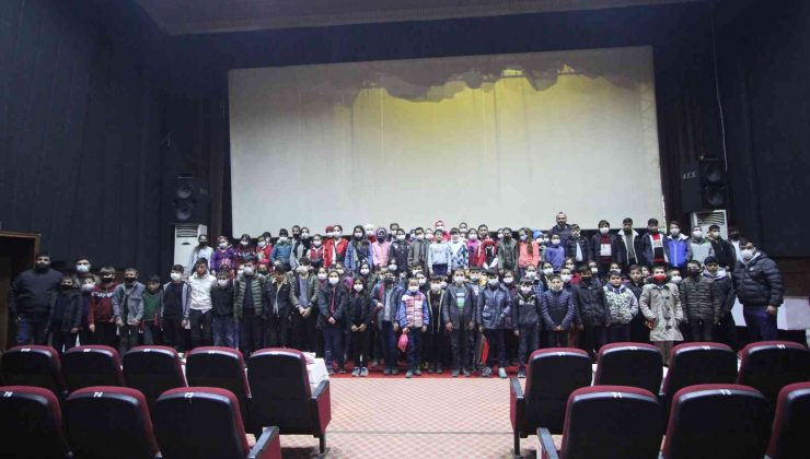 Kozan’da öğrenciler “Kesişme: İyi ki Varsın Eren” filmini izledi