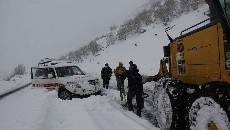 Kulp’ta ambulanslar karda mahsur kaldı