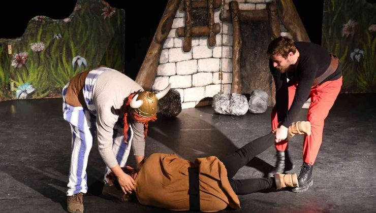 Kuşadası Belediyesi’nden miniklere karne hediyesi