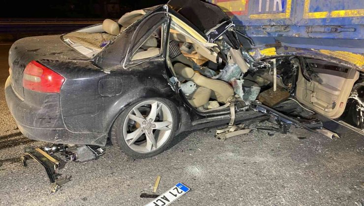 Lüks otomobil tır dorsesinin altına girdi: 2 ağır yaralı