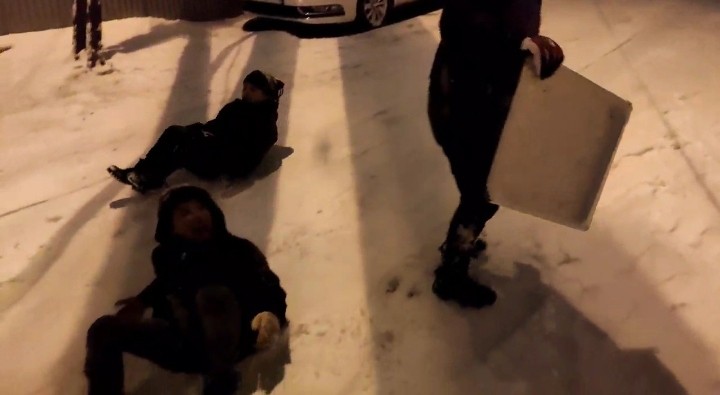 Malatya’da çocukların tepsiyle kar keyfi