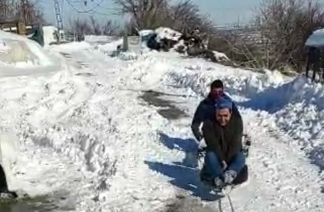Malatya’da traktör arkasında karda sörf