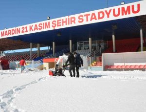 Mardin Stadı Ağrı maçı için kardan temizleniyor