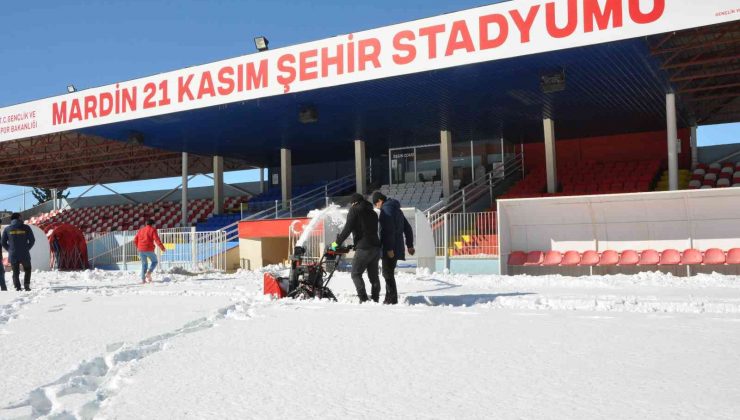 Mardin Stadı Ağrı maçı için kardan temizleniyor