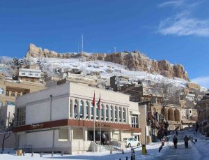 Mardin’de tarihi mekanlar beyaz örtü ile süslendi