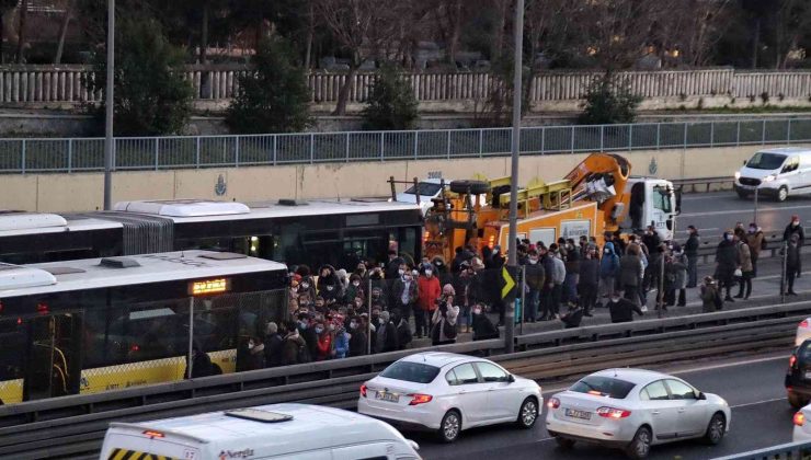 Metrobüs arıza yaptı, yolcular metrobüs güzergahında yürümek zorunda kaldı